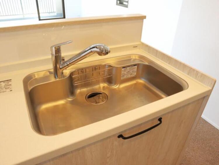 設備 浄水器付きキッチン水栓　キッチンの水栓には、浄水器を標準装備。水道水をそのまま飲むことができ、お米などをおいしく炊くことも可能です。