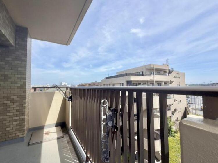 その他 風通しのよいバルコニー。お洗濯物も乾かしやすいですね。（3カ所あり）
