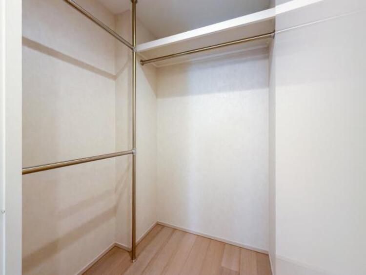 収納 たくさんの洋服をかけることができる収納力と取り出しやすさが魅力のWIC。スーツケース、ストック品など何でも収納できる嬉しい空間です。