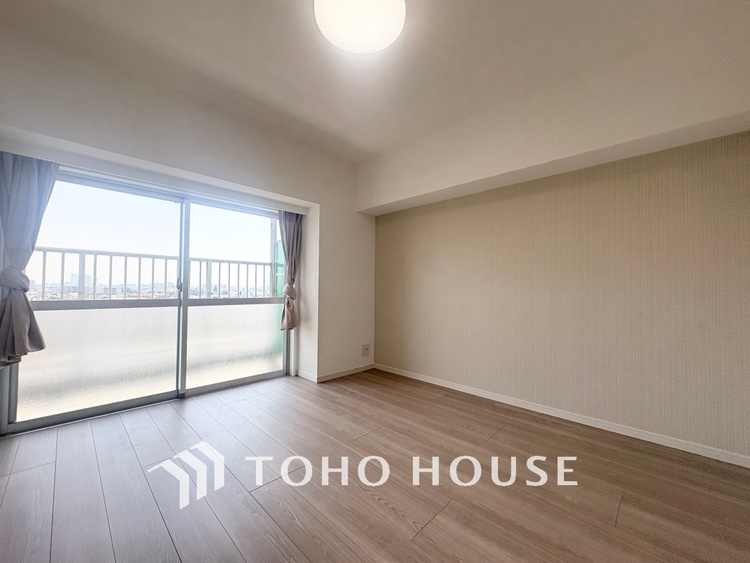 内装 使いやすく、明るい洋室に仕上がります。子供部屋や趣味のお部屋にご利用できます。ご自身で家具などを配置し、素敵な空間を創り上げられます。