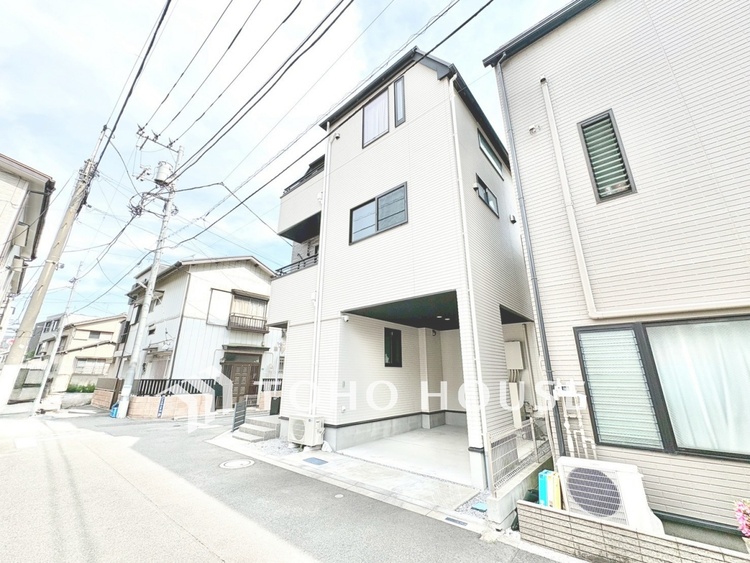 外観 【外観】落ち着いた街並みに調和する外観。住まいとしての安心感を感じられる佇まいです。