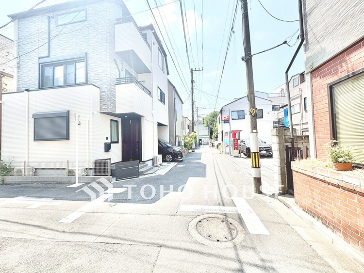 外観 【前面道路】前面道路はゆとりのある幅員で、お車の出し入れもスムーズに行えます。