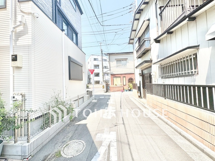 外観 【前面道路】前面道路は見通しが良く、落ち着いた雰囲気の住環境が広がります。