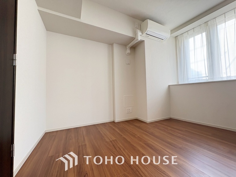 内装 【Ease】家族個々の安らぎの空間。プライベートなBedRoomは暮らす方の感性で造り上げたいもの。誰もが好みで飾れるシンプルな室内に仕上げてあります。