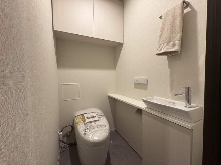 トイレ 【toilet】トイレットペーパーの使用回数を減らせることです。 シャワートイレを使用すれば、洗浄して汚れを落とすことができるため、トイレットペーパーの使用を最小限にとどめることができます。