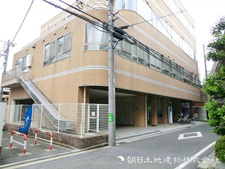 周辺 【オハナ新羽保育園】840ｍ　新羽駅からすぐで毎日の送り迎えの負担が少ないのが魅力です。絵本の読み聞かせや食育を大切にしたのびのびとした保育でお子様の感性を育みます。