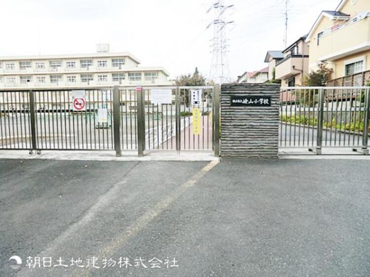 周辺 【嶮山小学校】600ｍ　自然に恵まれた落ち着いた環境で、基礎学力と豊かな心を育む教育を実践。地域とのつながりを大切にし、安心して通える小学校です。