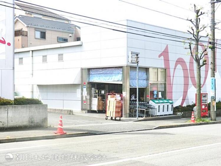 周辺 【成城石井美しが丘店】1100ｍ　こだわりの食材や輸入食品が充実し、上質な商品が揃う人気店。品質の高さと洗練された品揃えで、日常を少し豊かにしてくれるスーパーマーケットです。
