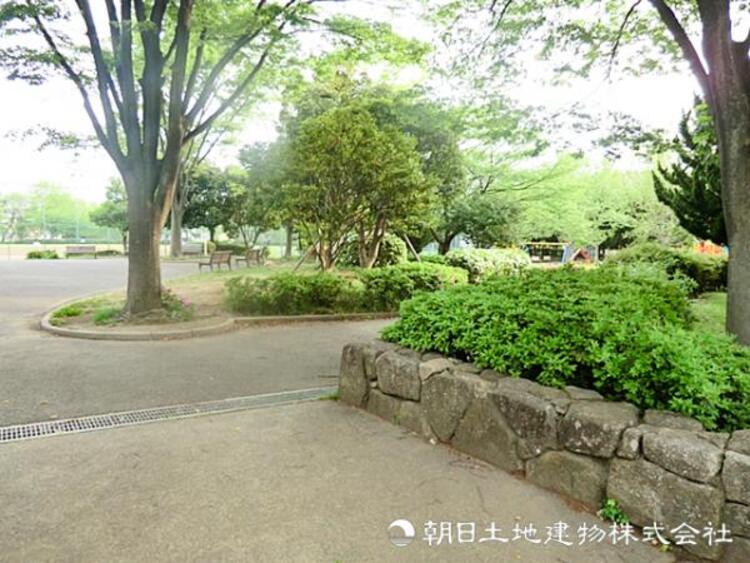 周辺 【嶮山公園】650ｍ　緑に囲まれた落ち着いた公園で、遊具や広場があり子どもから大人まで楽しめる憩いの場。散歩や外遊びに最適な、地域に親しまれるスポットです。