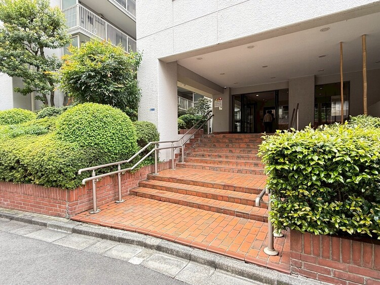 その他 上質感漂う玄関アプローチです。