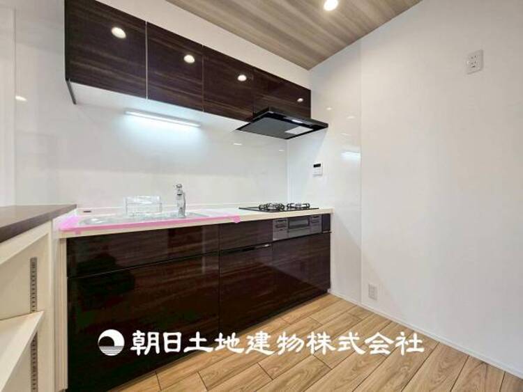 キッチン 【キッチン】住宅の主役でもあり、日常生活を過ごす上で重要な水回りでもあるからこそ機能性・デザイン性に拘りました。お掃除のしやすいシステムキッチンを設置しました。