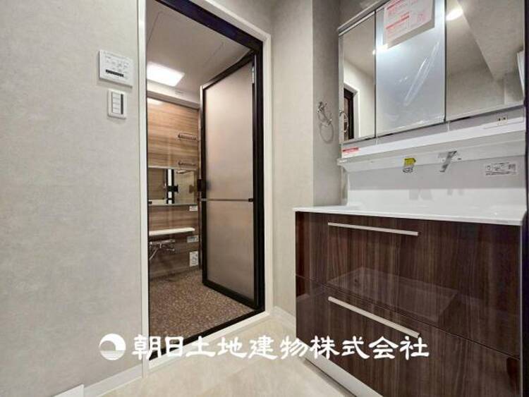 洗面 【洗面化粧台】慌ただしい1日が始まり、充実した1日の終わりを締めくくる洗面所。快適に過ごせることはもちろん、収納や機能性を兼ね備えた洗面化粧台です。