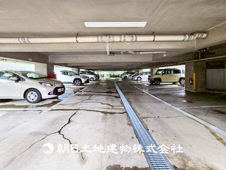 駐車場 【駐車場】ゆったりとした駐車スペースを確保いたしましたので、大きめのお車でも駐車可能です。