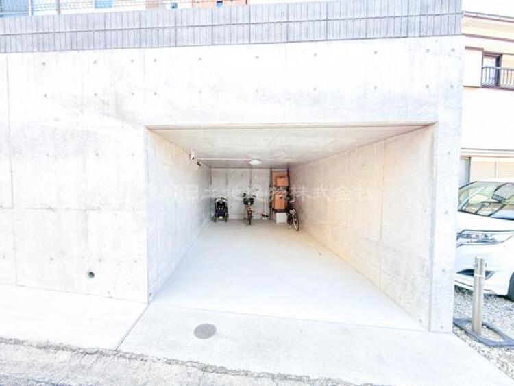 外観 【地下車庫】雨や風からお車を守れて、スタッドレスタイヤや工具、ＢＢＱ道具などの置き場としてもご利用いただけます。