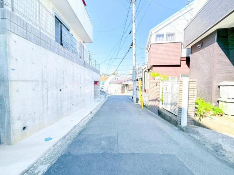 外観 交通量が少ないので、落ち着いて車庫入れ可能です！！前面道路の幅員もしっかり御座います。