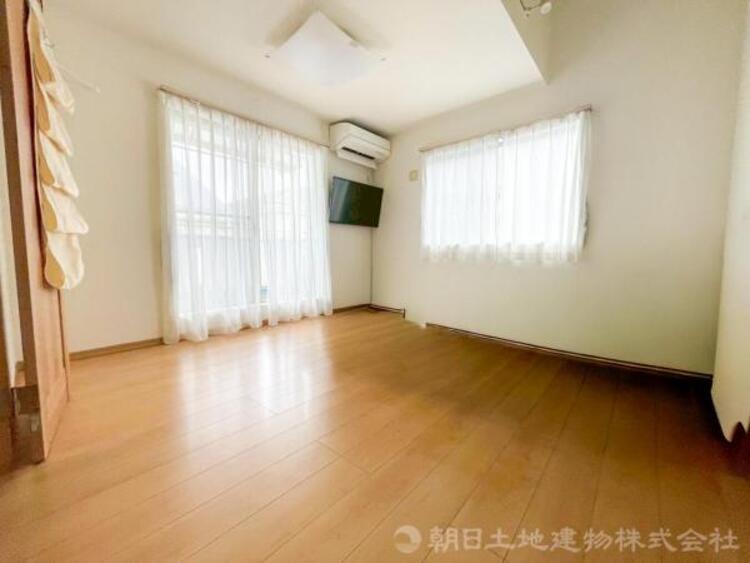 内装 穏やかな寛ぎあじわえるお部屋では有意義な時間がつくれます！大きな窓からと陽光が注がれる明るい空間！光もアクセントの一つとして。一人時間も充実したものにできるプライベートルームは日々を豊かにします！！