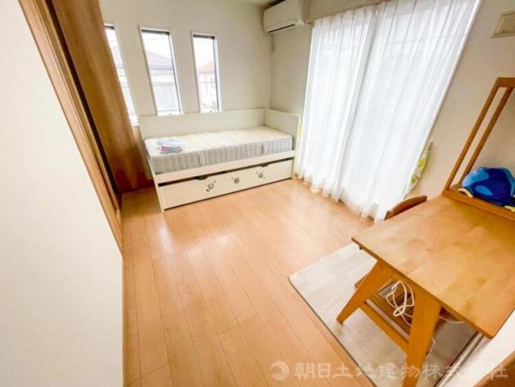 内装 居室はひとり時間を過ごせる安らげるお部屋として活用できます！収納スペースあり！荷物が多くても十分！ベッドや勉強机、テレビなどを置きたい場合におすすめ！！過ごす時間が長くてもゆったり過ごせそうですね！