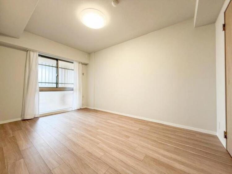 内装 穏やかな寛ぎあじわえるお部屋では有意義な時間がつくれます！！大きな窓からと陽光が注がれる明るい空間！光もアクセントの一つとして。一人時間も充実したものにできるプライベートルームは日々を豊かにします！！ 