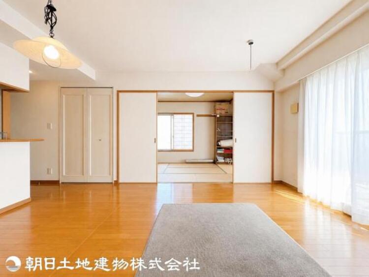 居間 お気に入りのソファーを置いてゆったりくつろげます