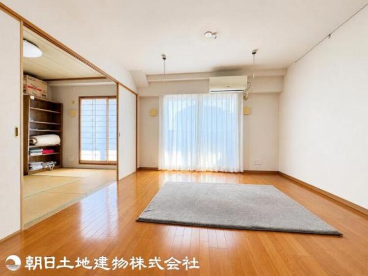 居間 穏やかな光が明るく爽やかにリビングルームを包みます
