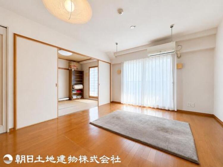 居間 家族が集まる明るい窓辺！