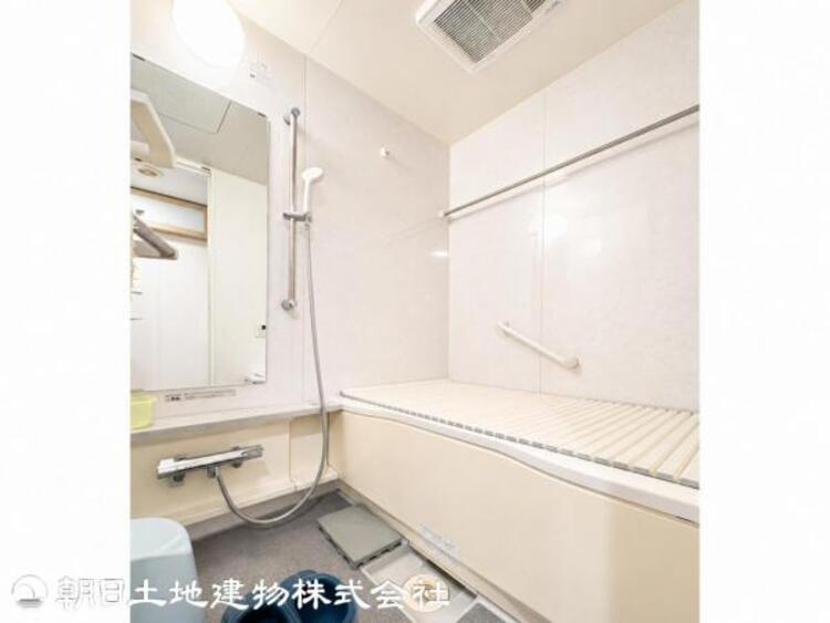 風呂 清潔感のあるバスルームです