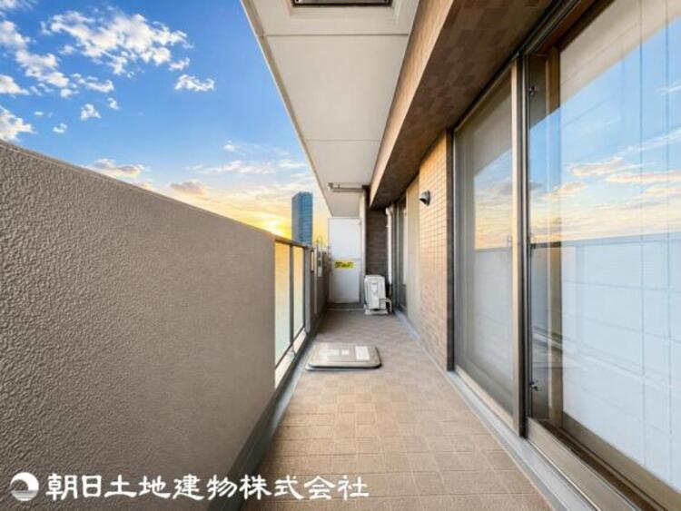 バルコニー 屋根があるので、急な雨降りでもお洗濯物が濡れずに安心です