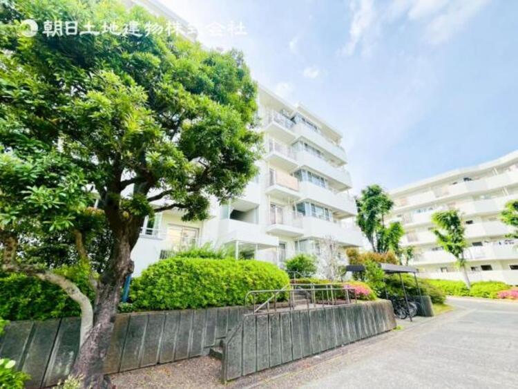 外観 開放感があり日当りも良好です！目の前に広がる開放感とゆとり。暮らしの夢を育む住まいがここにあります！穏やかな風と陽光を導き、プライバシーに配慮された設計プランで居住性を一段と心地よいものにしています！ 