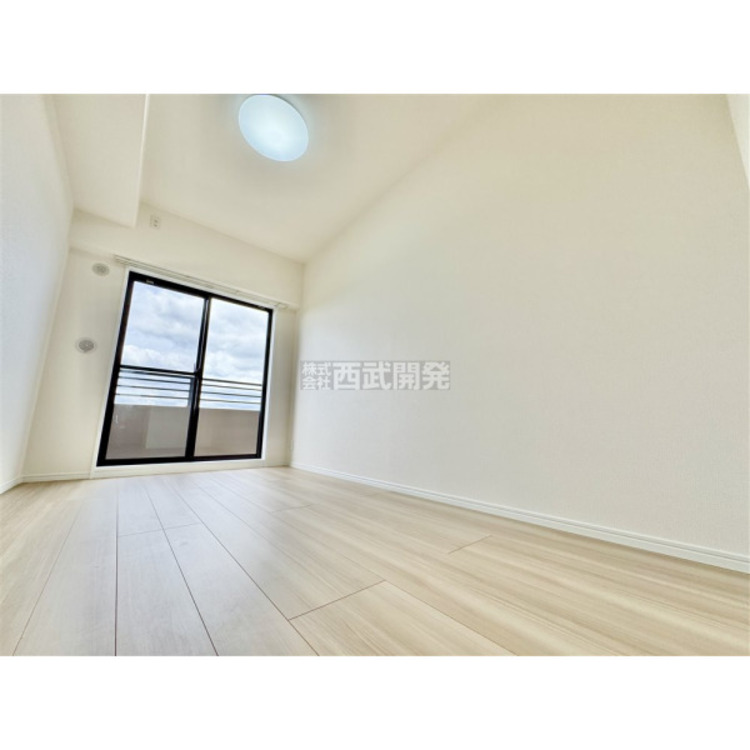 内装 洋室は日当り・通風ともに良好です。明るい部屋はそれだけで気分が晴れやかになりますね。