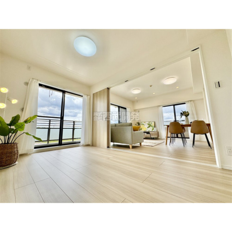 内装 洋室は日当り・通風ともに良好です。明るい部屋はそれだけで気分が晴れやかになりますね。