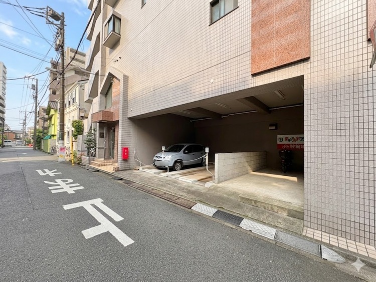 駐車場 本物件の駐車スペースです。車種制限のある場合もございますので、お気軽にお問い合わせくださいませ。