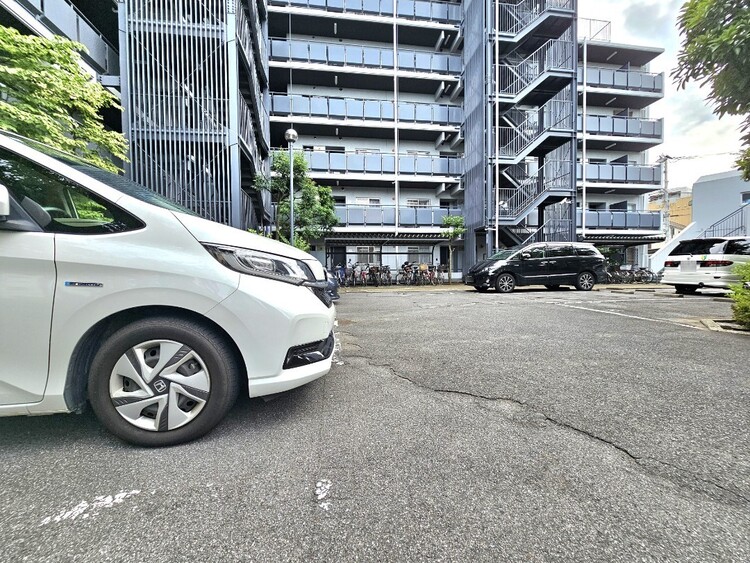 駐車場 本物件の駐車スペースです。車種制限のある場合もございますので、お気軽にお問い合わせくださいませ。