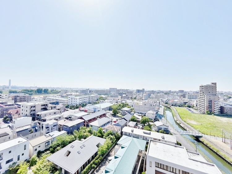 バルコニー 窓を開けると広がる青空。心をリフレッシュして日々を過ごしていきましょう。