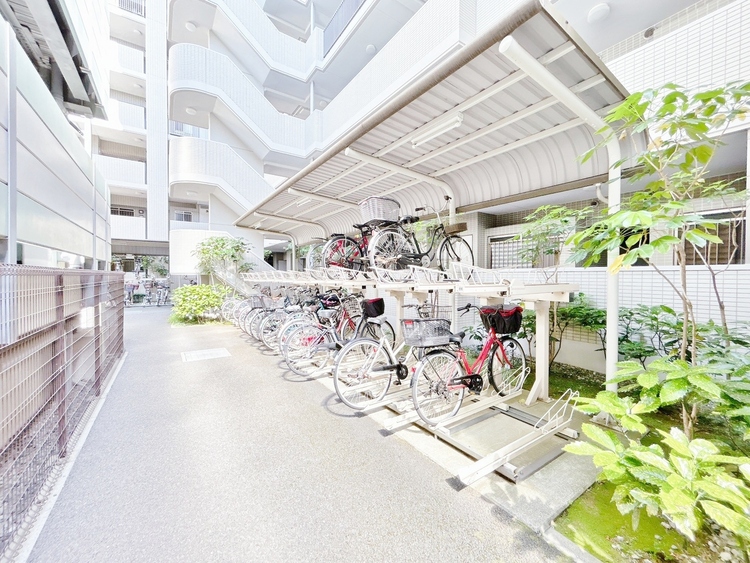 設備 整理整頓された駐輪場で、管理体制の良好さがうかがえます。