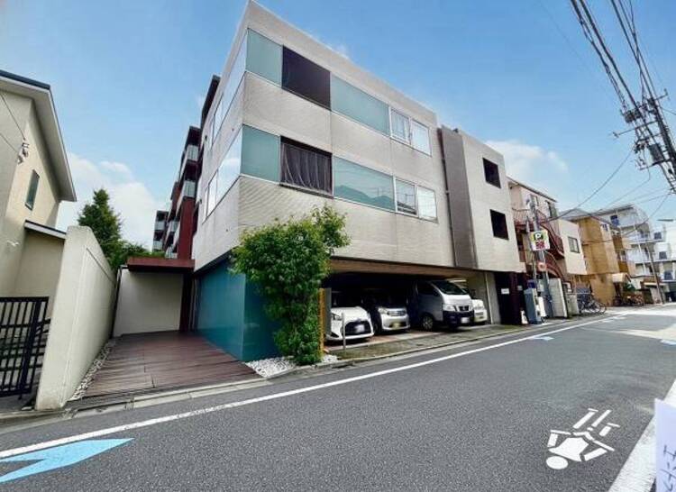 外観 凛とした表情を見せる外観は時の移り変わりの中で様々な表情を見せてくれます。