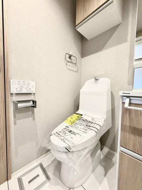 トイレ 白を基調としたウォシュレットトイレは清潔感あるプライベート空間を演出します。