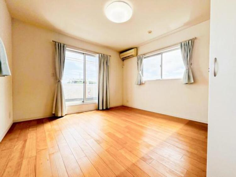 内装 採光を確保した明るい室内は風通しも良く穏やかな時が流れます！様々な生活スタイルにも対応可能な間取り。採光もアクセントの一つとして。この明るい好みの空間で読書をしたり、音楽を聞いたりと一人の時間も充実！ 