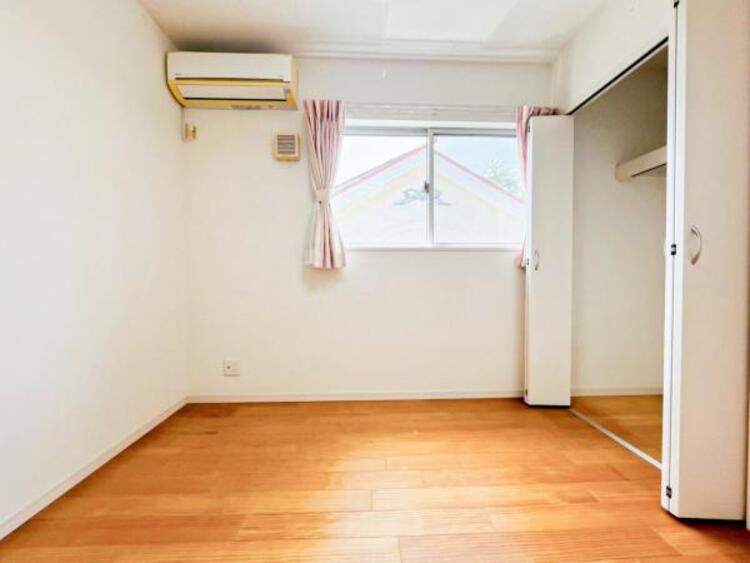 内装 居室はひとり時間を過ごせる安らげるお部屋として活用できます！収納スペースあり！荷物が多くても十分！！ベッドや勉強机、テレビなどを置きたい場合におすすめ！！過ごす時間が長くてもゆったり過ごせそうですね！ 