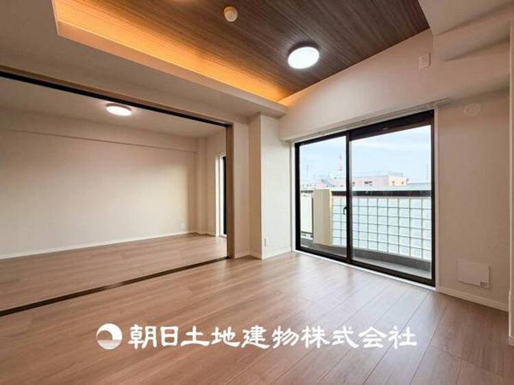 居間 【リビング】1日の中で最も長い時間を過ごすことになるリビングだからこそ、いつも笑顔があふれる空間であるように。広々とした空間から幸せな未来を。