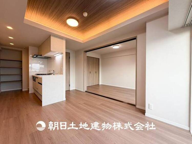 居間 【リビング】開放的で明るい空間が広がるLDK。リビングには暖かな太陽が降り注ぎ、爽やかな住空間です。お友達を呼んでお茶をしたり、一緒に料理を楽しみながら楽しい時間を。