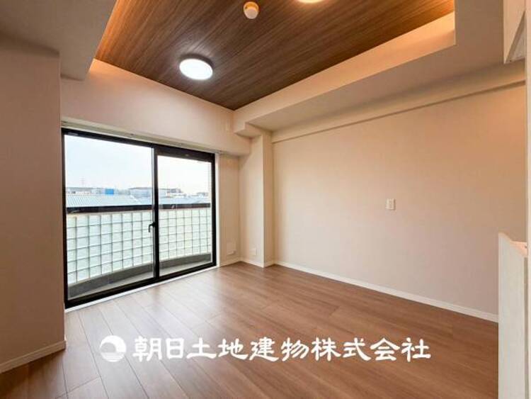 居間 【リビング】大切なご家族、招いた友人と過ごすひと時を溢れる光が優しく包み込む空間。大切な人とともに、心穏やかに過ごすひととき。家族との時間、自分の時間を大切にできる空間を作りました。