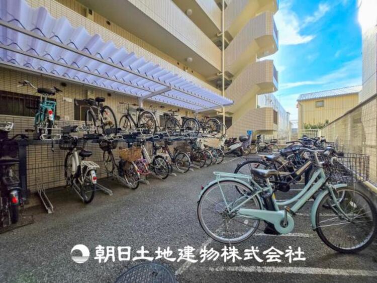 その他 【駐車場】ゆったりとした駐車スペースを確保いたしましたので、大きめのお車でも駐車可能です。