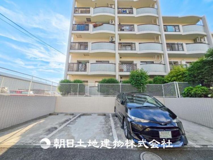 駐車場 【駐輪場】ゆとりのある敷地で置き場所に困ることはないでしょう。