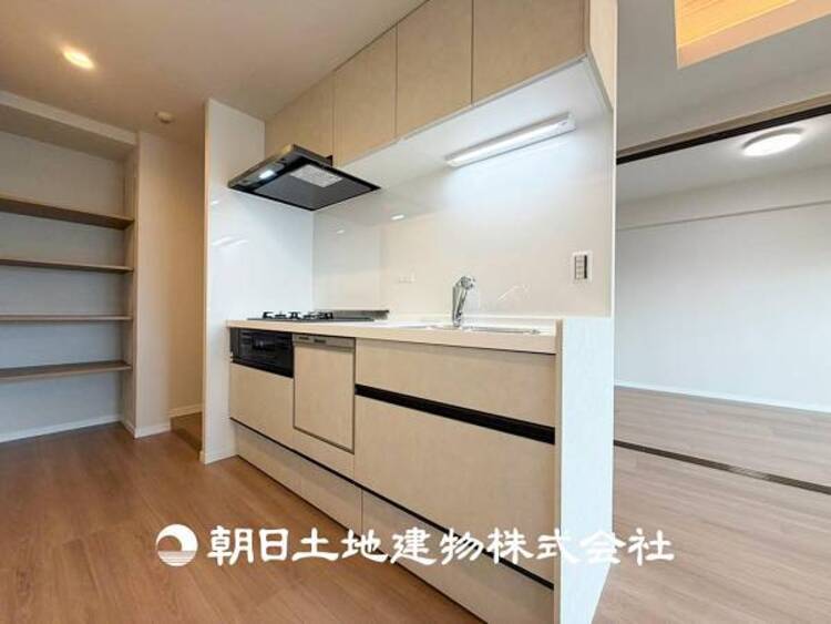 キッチン 【キッチン】住宅の主役でもあり、日常生活を過ごす上で重要な水回りでもあるからこそ機能性・デザイン性に拘りました。お掃除のしやすいシステムキッチンを設置しました。