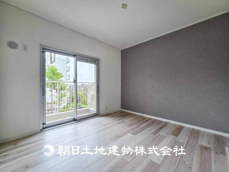 内装 【居室】ご自宅で快適に過ごす条件は、一人ひとり違います。個性が強すぎないシンプルな内装とシンプルなデザインで統一しております。居住していく中であなただけの【幸せマイホーム】を創り上げて下さい。