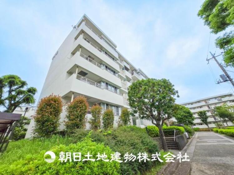 外観 【外観写真】表現された空間はたくさんの光を浴び、風を感じ、暮らしの時間を豊かにしてくれます。デザインされた空間と競い合うかのような充実した建物と共に大切な家族の思い出を刻んでいきます。