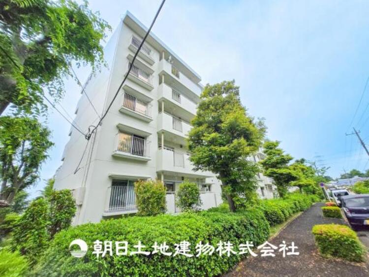 外観 【外観写真】リビングには暖かな太陽が降り注ぎ、爽やかな住空間です。お友達を呼んでお茶をしたり、一緒に料理を楽しみながら楽しい時間を。