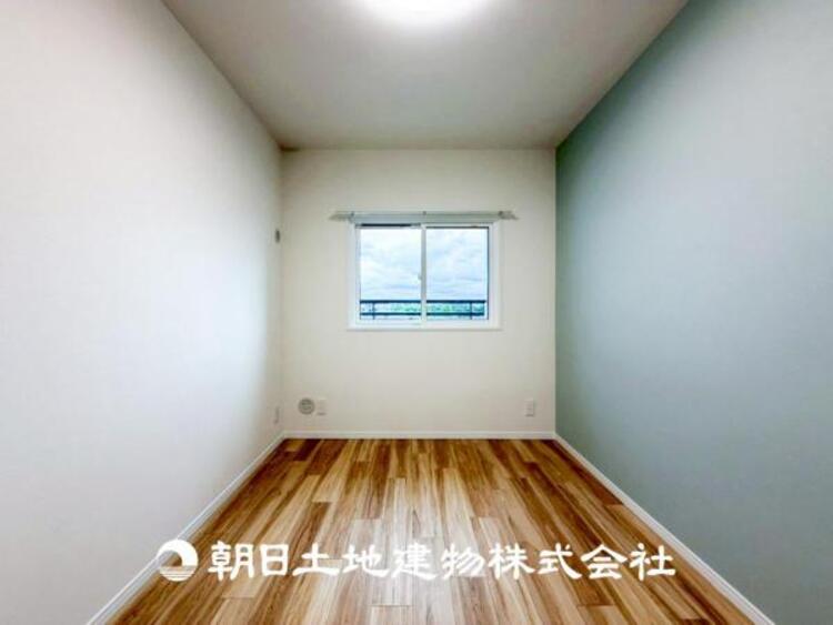 内装 【居室】爽やかな空間演出とセンス良く纏められた室内は良質な寛ぎ空間。そこで暮らす大切な人達のことを考え造りこんだ空間は日々の生活に安らぎを与えてくれます。