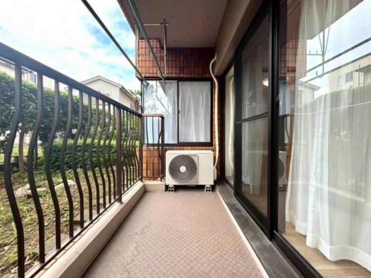 バルコニー 風の通り道。舞い込んでくる風が優しく躍り、室内に爽やかな空気を運んでくる。そこに季節の息吹を感じて、いまがどんな季節なのかを実感する。