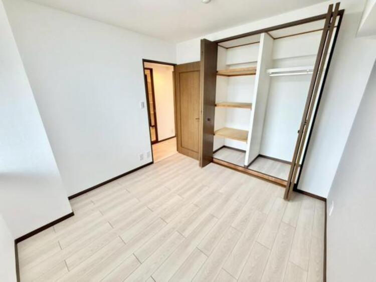 内装 各部屋に収納スペースを確保し、自室に集約。共有スペースがすっきりと片付きます。